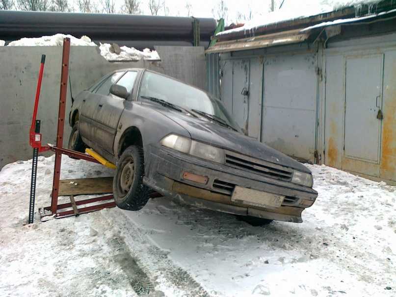 Подъем машин. Домкрат опрокидыватель подкатной. Поднять автомобиль. Поднятие машины для ремонта без подъемника. Подъем для машины.