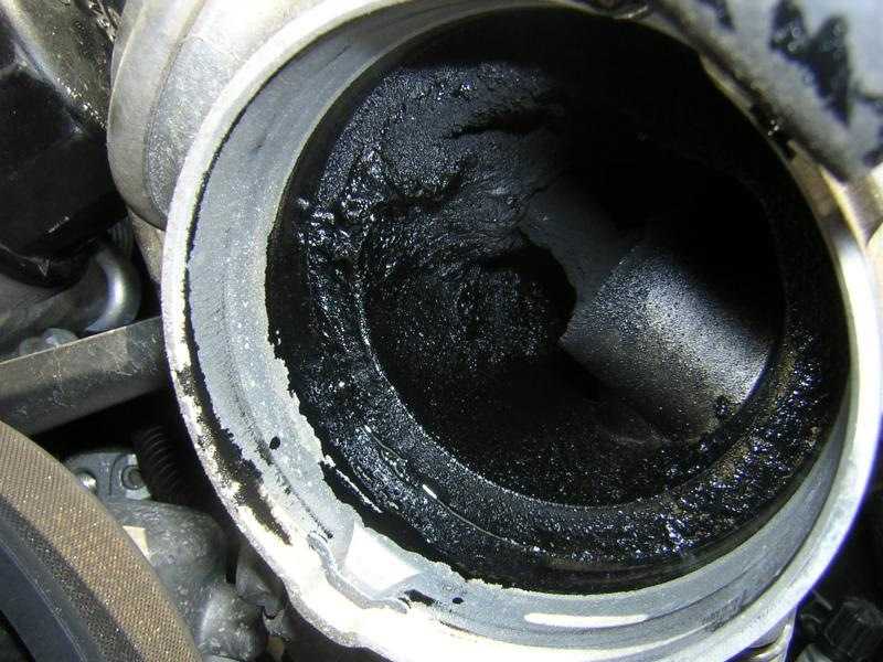 Черный дым из выхлопной трубы дизель при резком нажатии на педаль газа