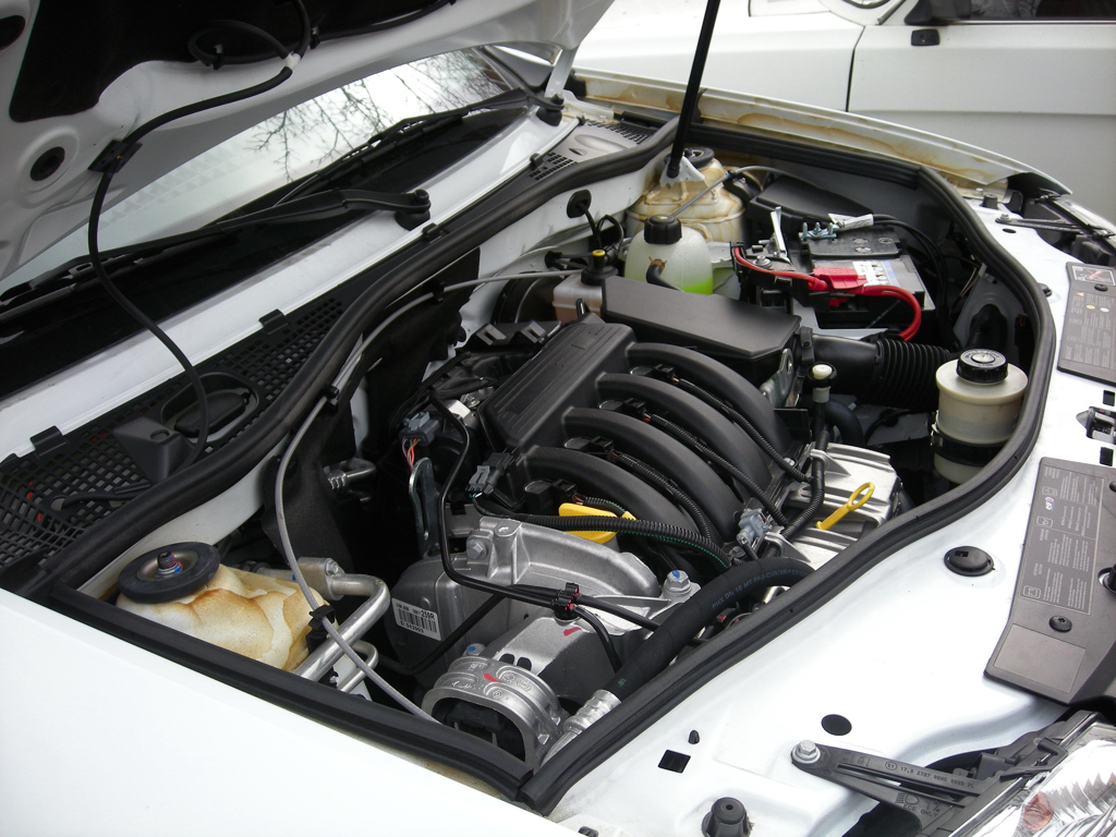 Рено дастер 4 4 2.0. Renault Duster 1.6 под капотом. Duster 1.6 2014 под капотом. Duster 2.0 под капотом. Renault Duster 2.0 подкапотка.