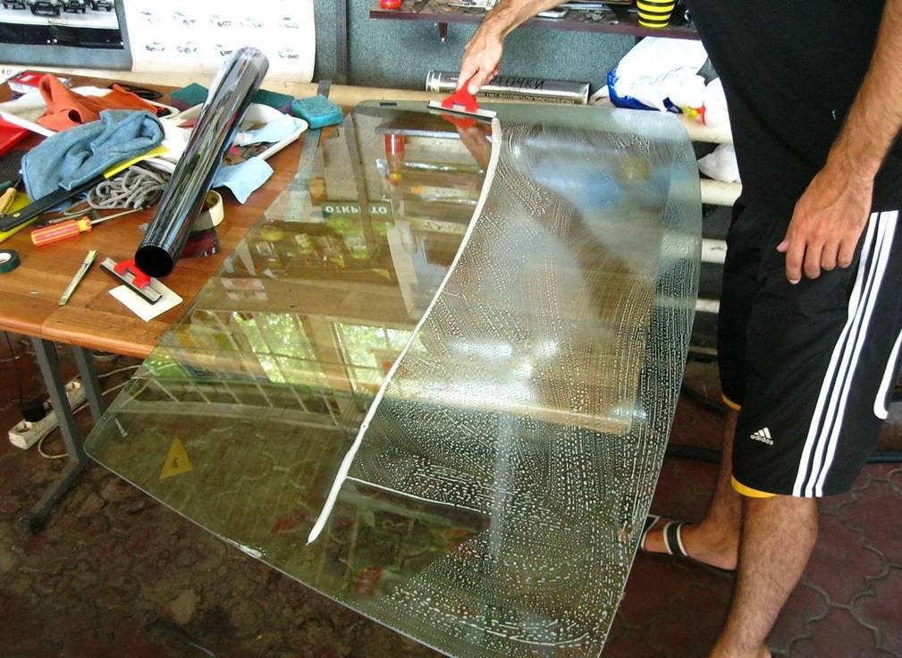 Где сделать тонировку. Автотонировка своими руками. Нанесение цветной пленки на алюминиевый профиль. Как сделать тонированное стекло. Как сделать тонировочный стенд.