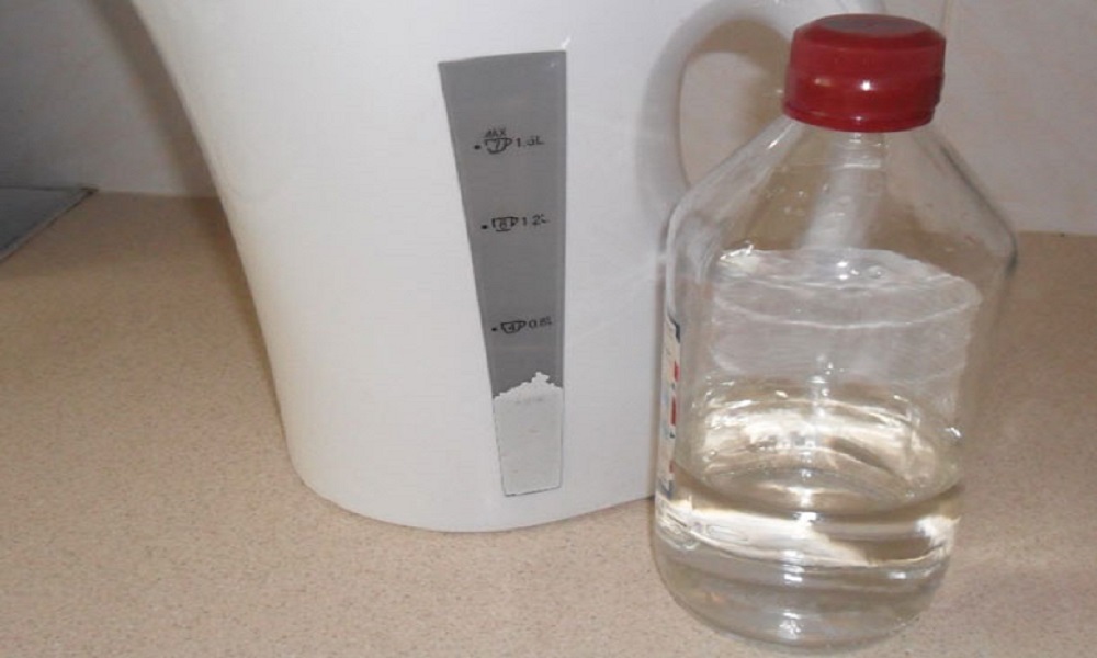 Дистиллированная вода в домашних условиях. Дистиллированную воду наливают в утюг. Чем заменить дистиллированную воду