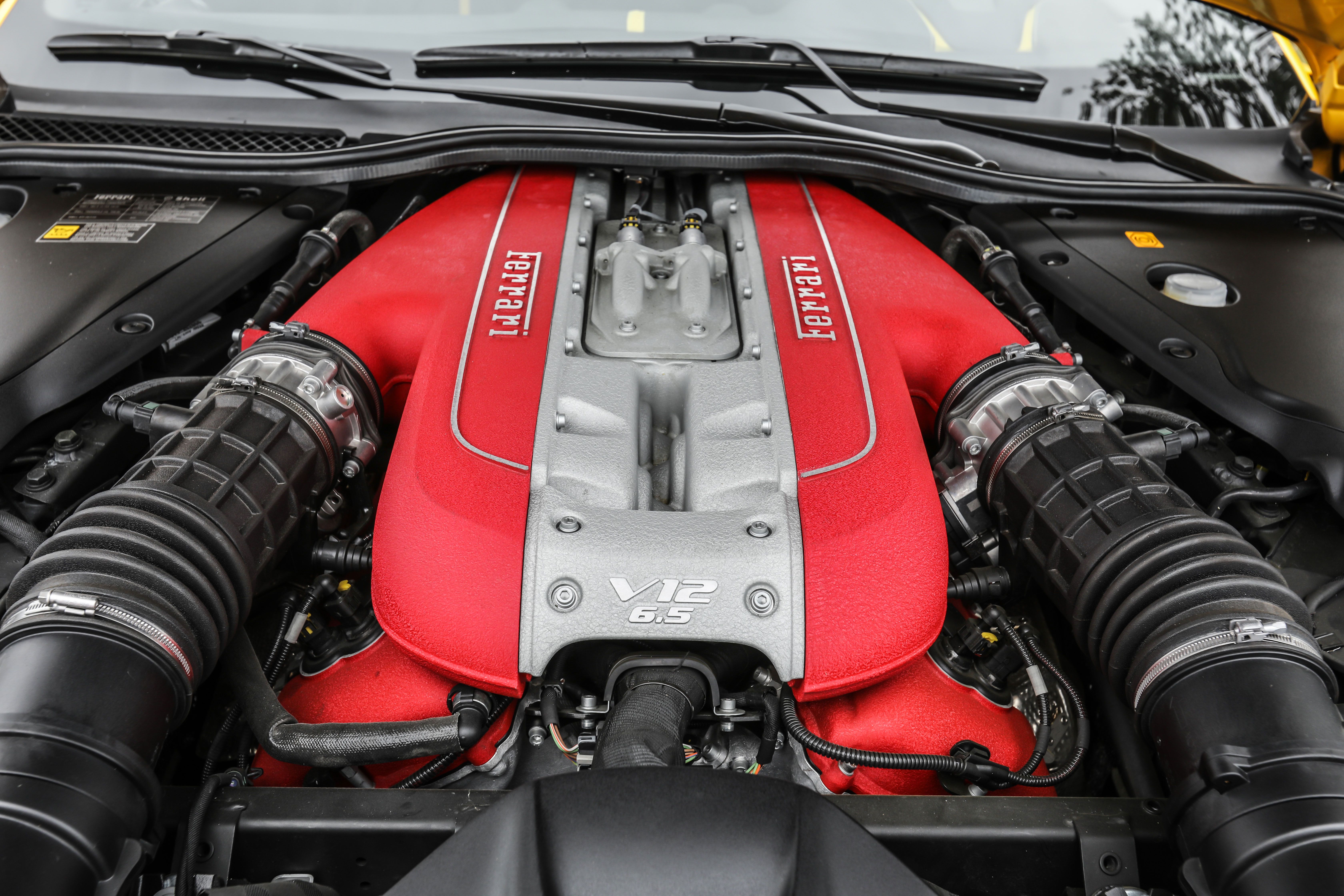 5 сильные моторы. Феррари 812 Суперфаст двигатель. Феррари мотор v16. Феррари 812 мотор. Ferrari v12 Superfast.