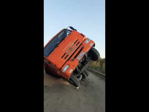 Зерновоз КАМАЗ проломил мост