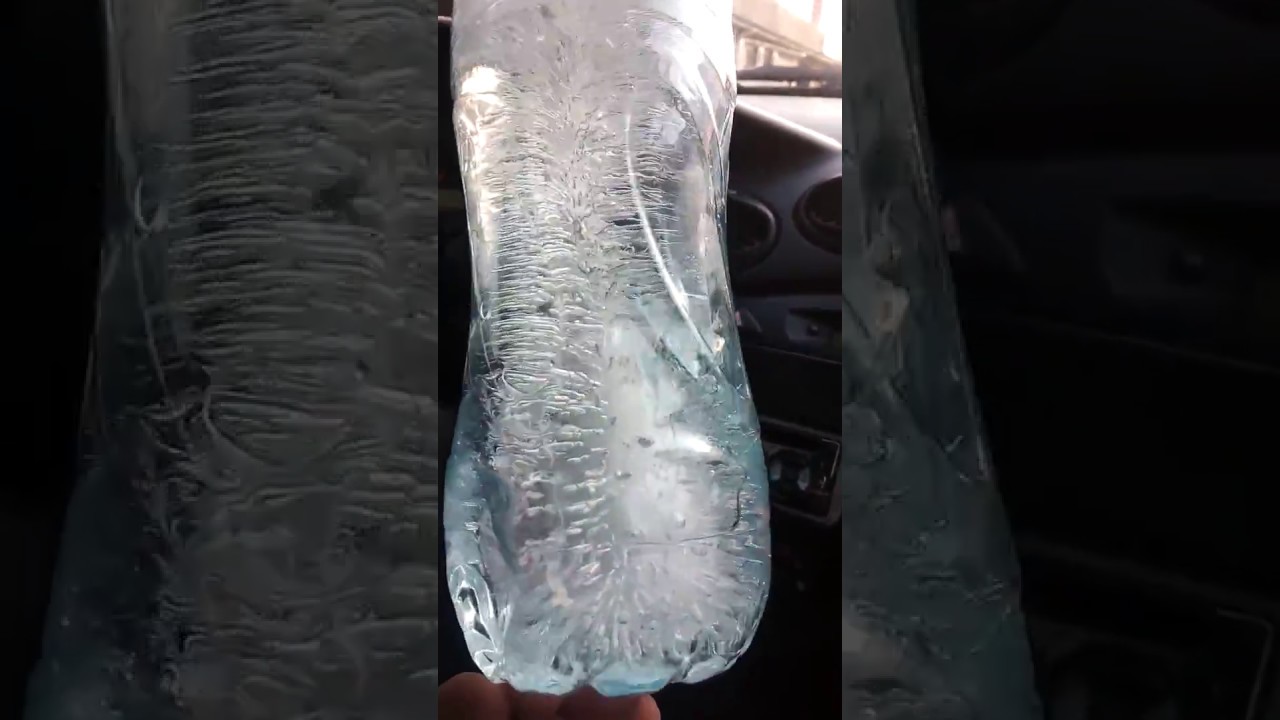 Замерзшая вода в бутылке