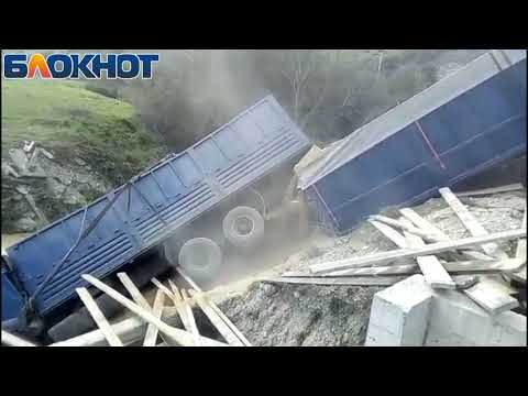 Новороссийск. Зерновой терминал грузовиков. КамАЗ без ручника упал в обрыв. 23.09.2018