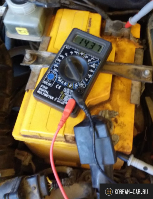 Проверка напряжения на клеммах аккумулятора при запущенном двигателе