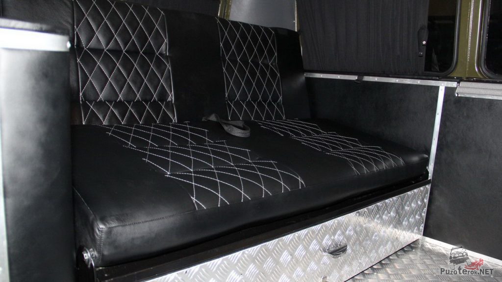 Кожаный диван и рундуки из рифленого алюминия в УАЗ Буханка