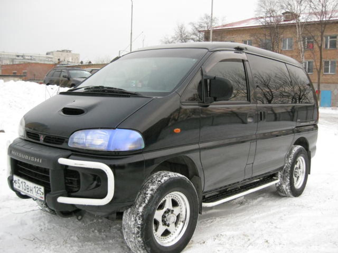 Delica руль. Мицубиси Делика с левым рулем. Mitsubishi Delica левый руль. Делика левый руль 4х4. Мицубиси Делика леворульная.