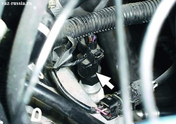 Стрелкой указано местонахождение датчика, на коробке передач